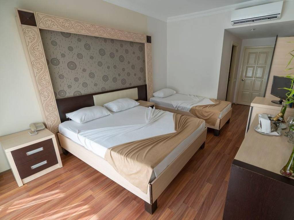 CLUB APERION BEACH HOTEL 3★