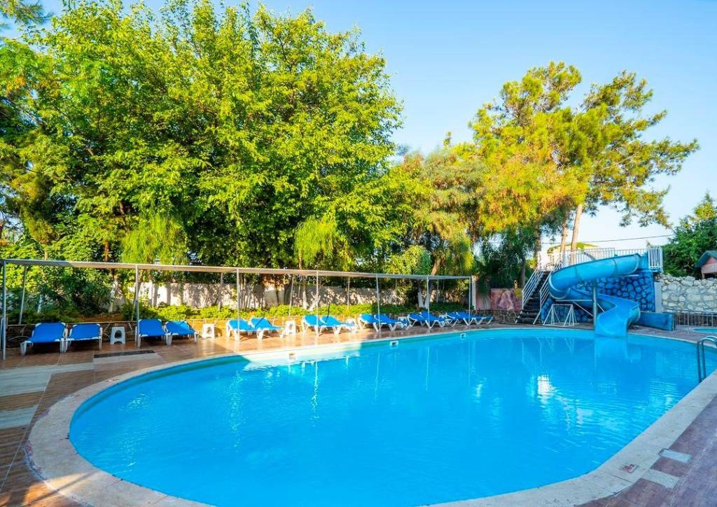 CLUB APERION BEACH HOTEL 3★