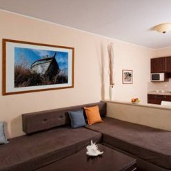 MANOS MARIA HOTEL & APARTMENTS 4★