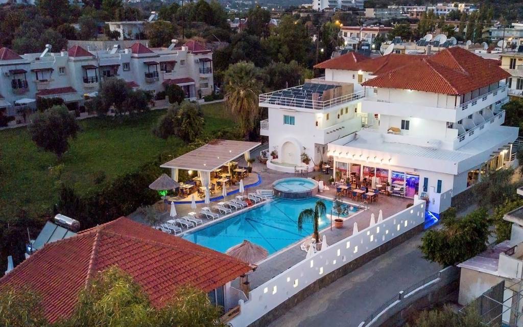 TINAS PLUS HOTEL 3★