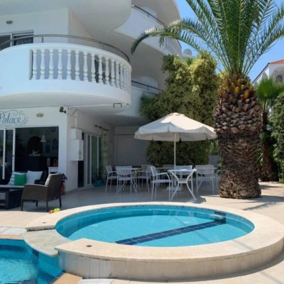 WHITE PALACE STUDIOS 3★