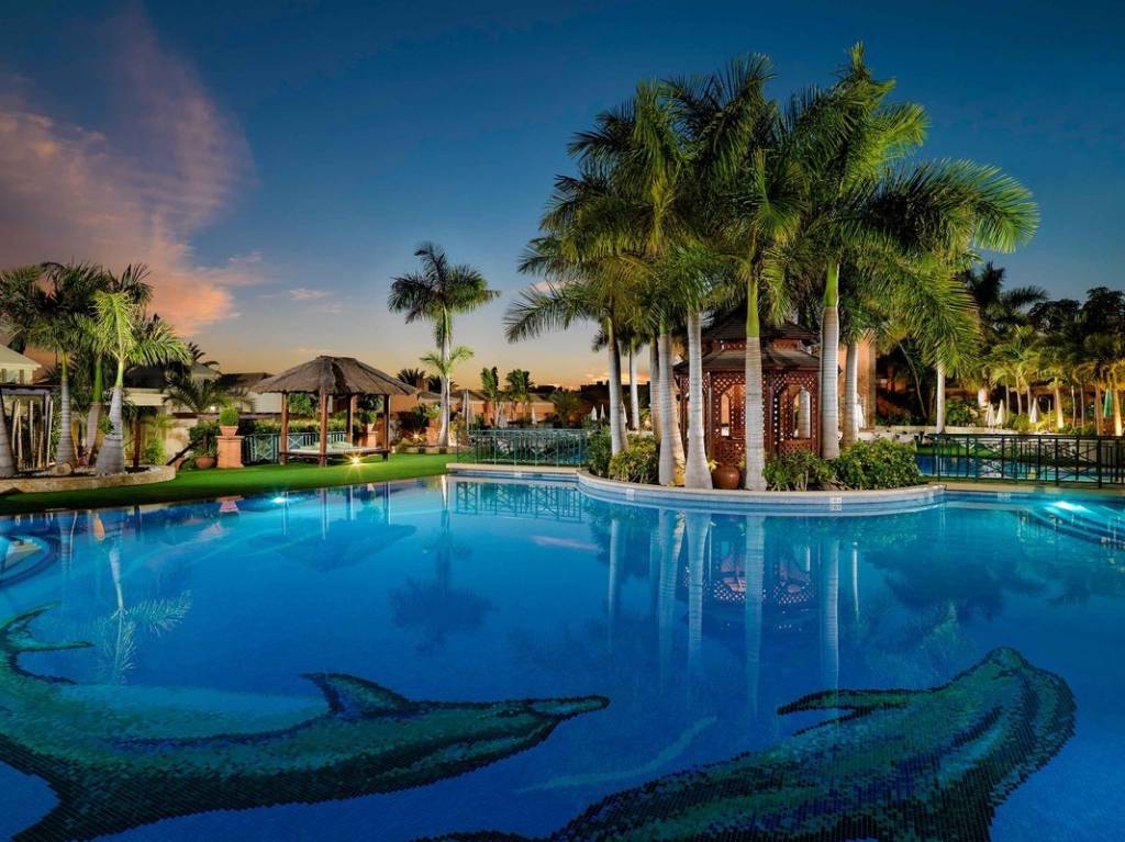 GREEN GARDEN RESORT & SUITES 4★