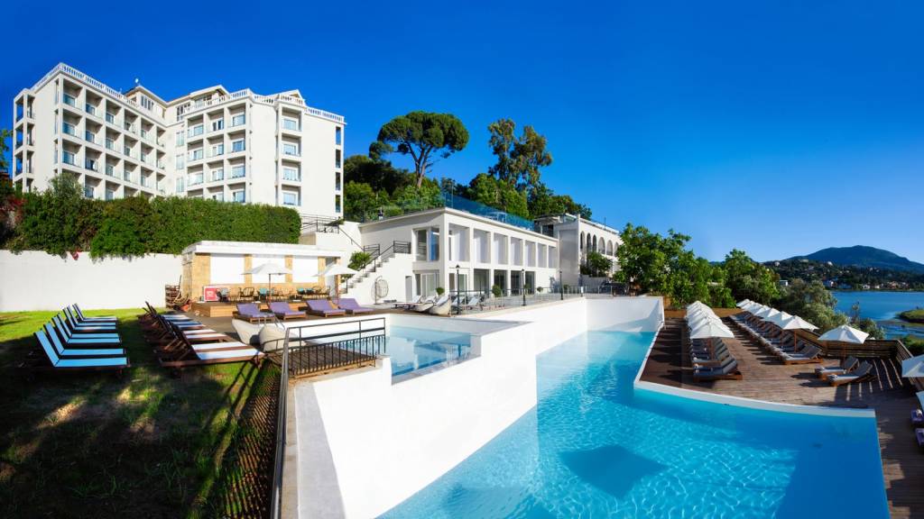 THE ROYAL GRAND HOTEL 3★