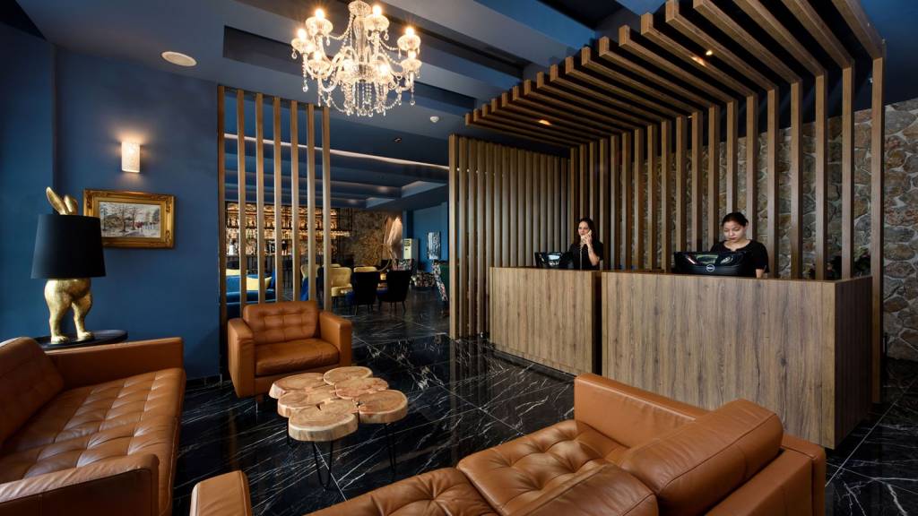 THE ROYAL GRAND HOTEL 3★