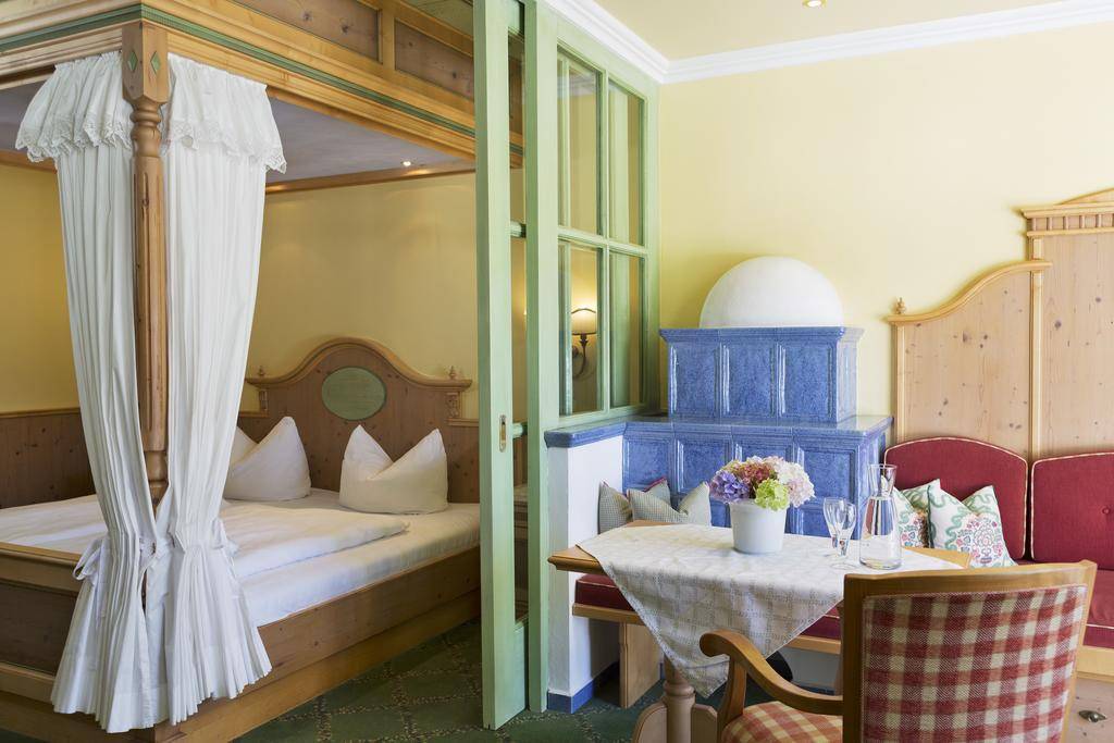 NEUHAUS ALPENDOMIZIL (MAYRHOFEN) 4 ★