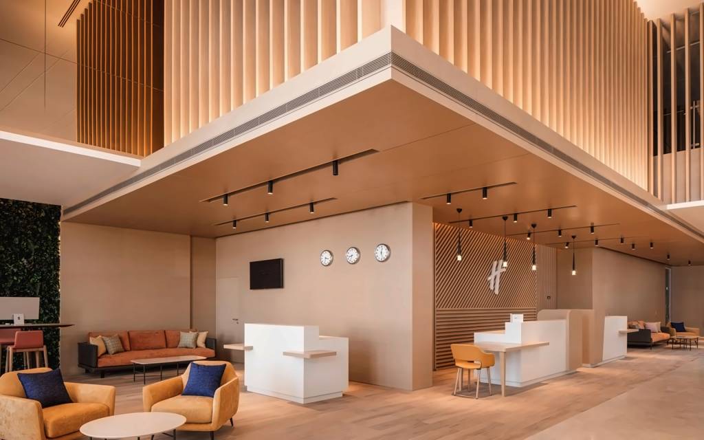 HOLIDAY INN & SUITES DUBAI SCIENCE PARK AL BARSHA 4★