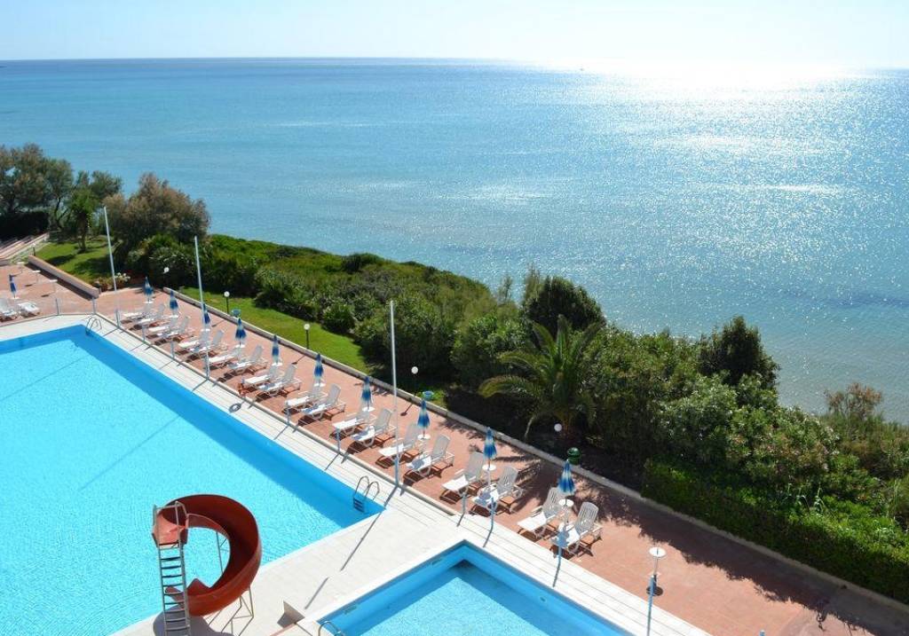 CLUB HELIOS HOTEL (MARINA DI NOTO) 3★
