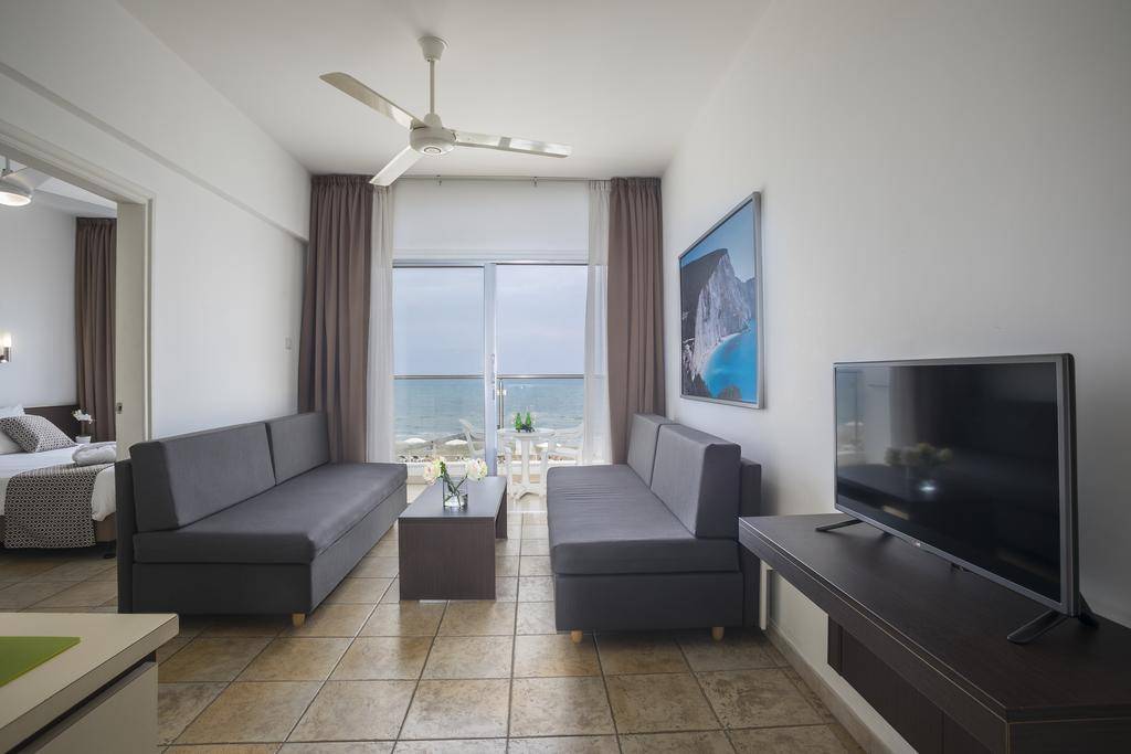 COSTANTIANA BEACH HOTEL APARTMENTS 3★