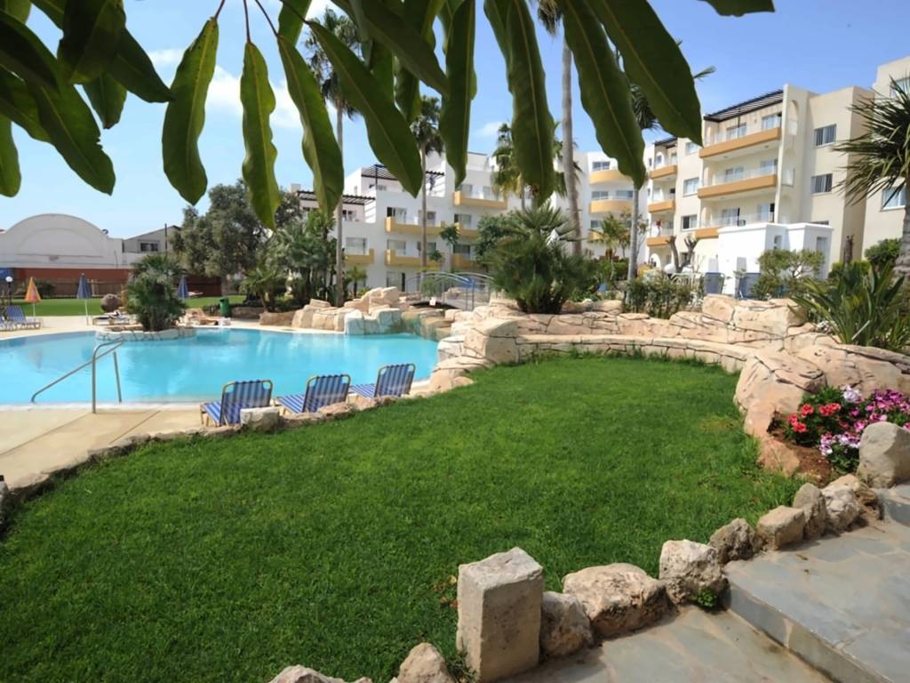 SMARTLINE MAYFAIR PAPHOS 3 ★