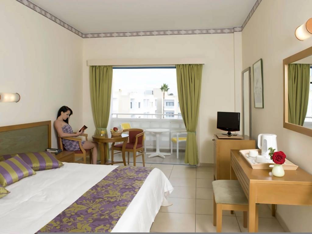SMARTLINE MAYFAIR PAPHOS 3 ★