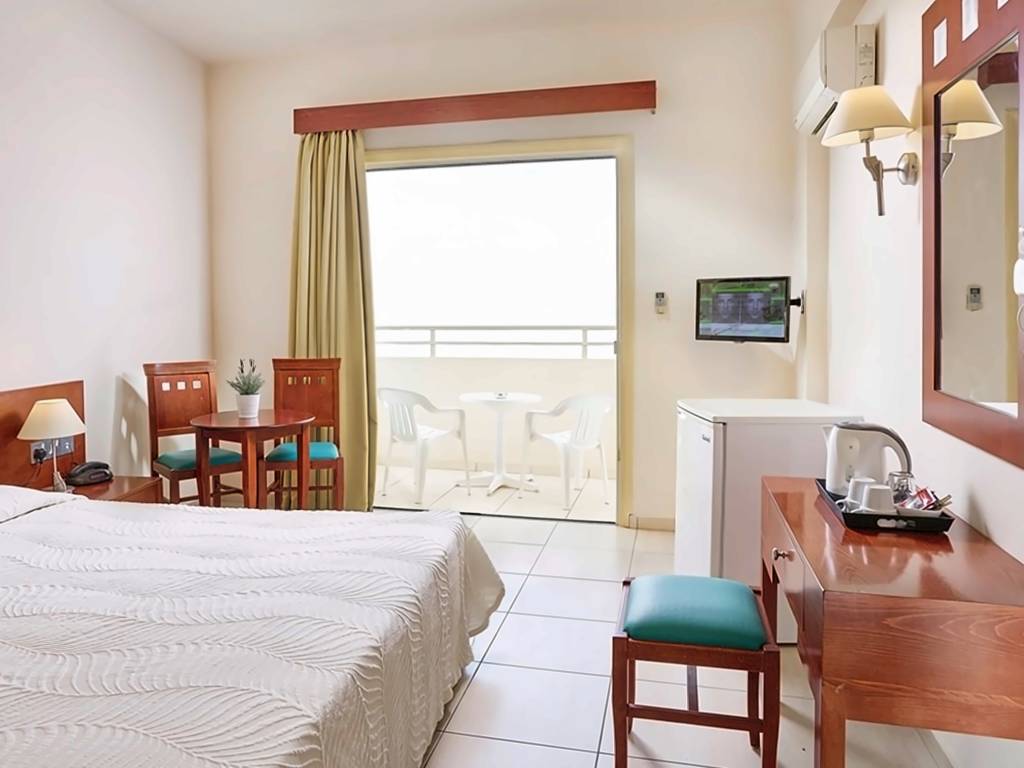 IRIS BEACH HOTEL 3 ★