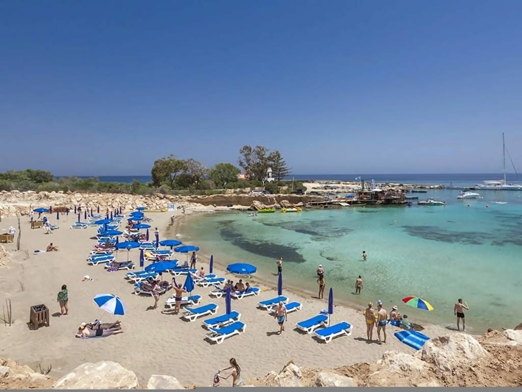 IRIS BEACH HOTEL 3 ★