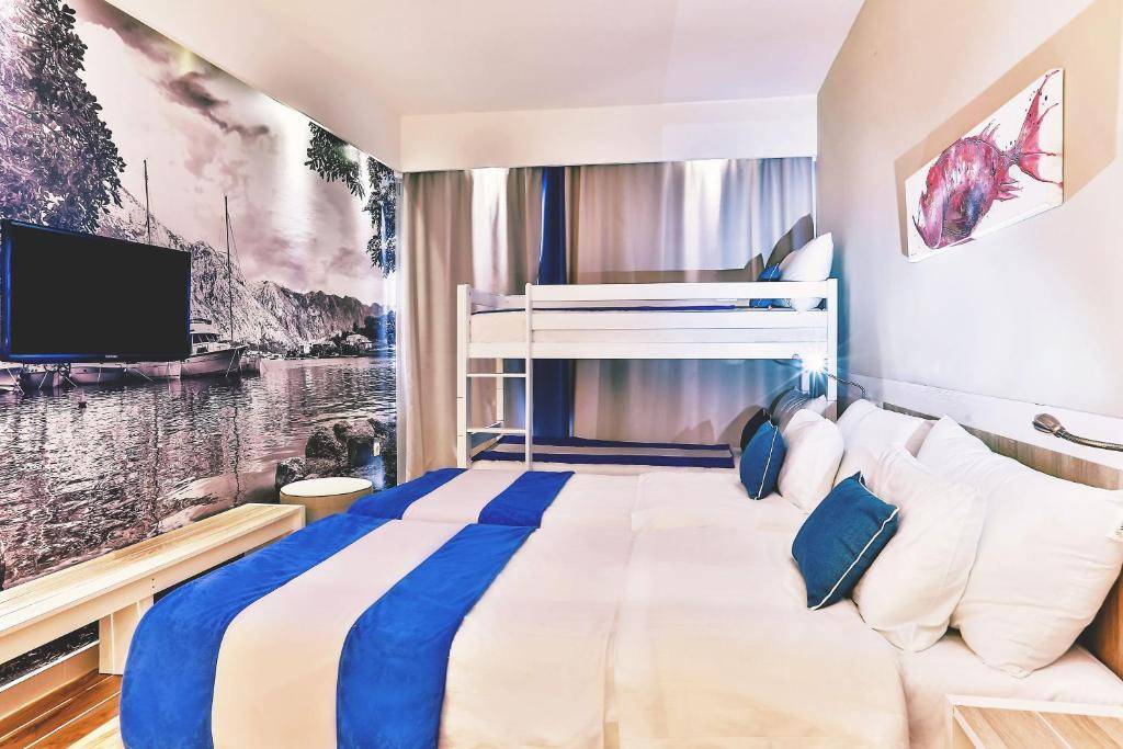 CARINE HOTEL DELFIN 4★