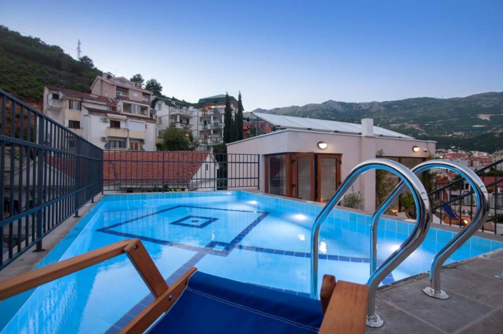 HOTEL TWELVE BY AYCON 4★