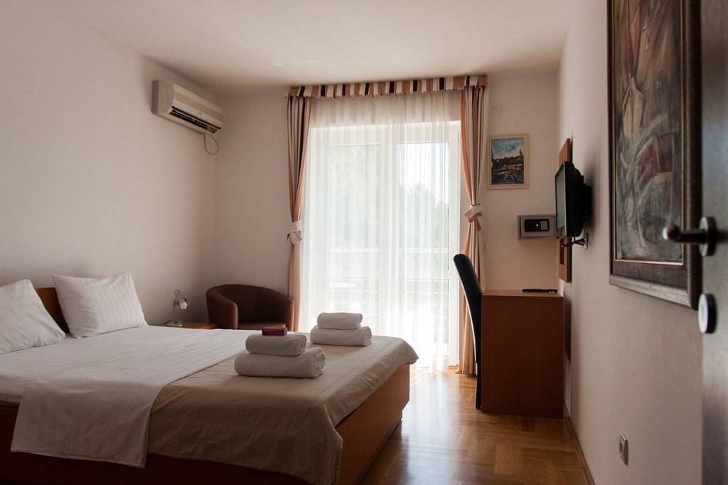 APARTMENTS SARA LUX 4★