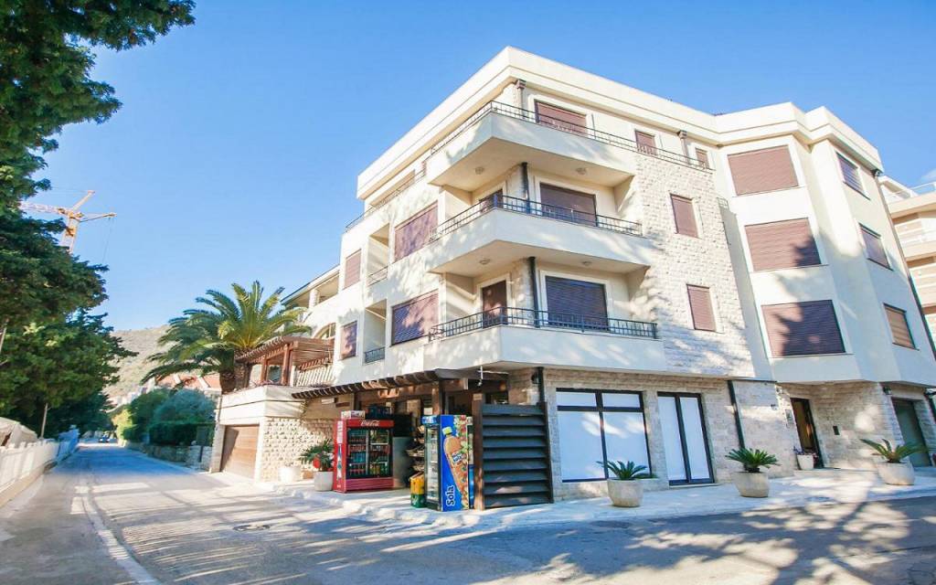 APARTMENTS AZUR 3★-_