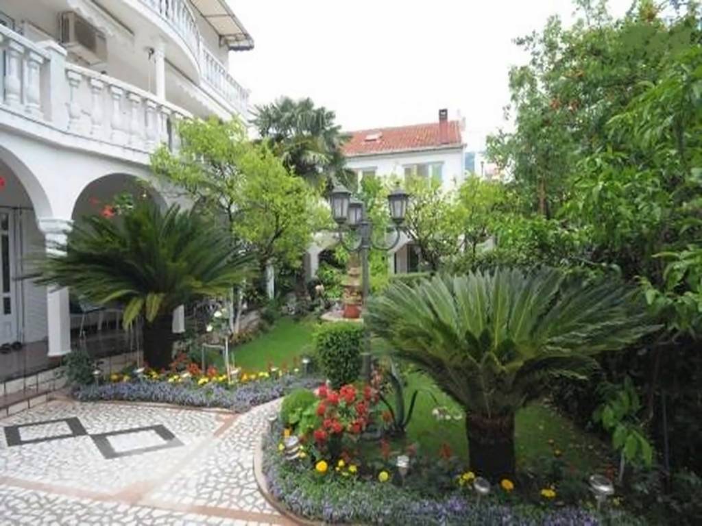 APARTMENTS PETROVA 3★