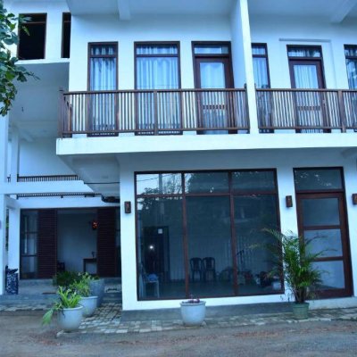 GREEN ALMOND HOTEL 2★