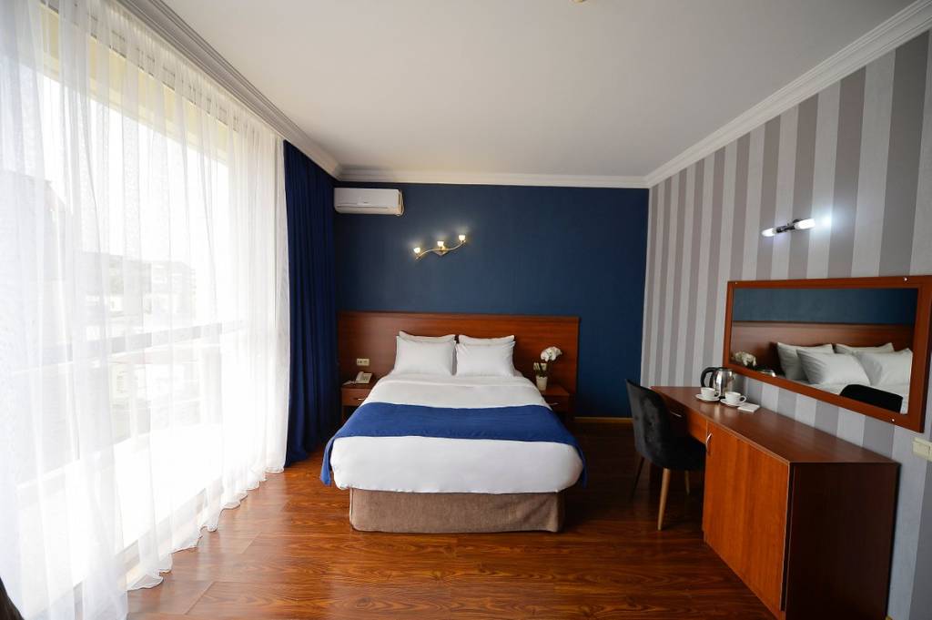 AURA BOUTIQUE SPECIAL CAT. 4★