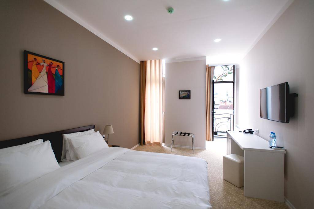 PIAZZA FOUR COLOURS 4★